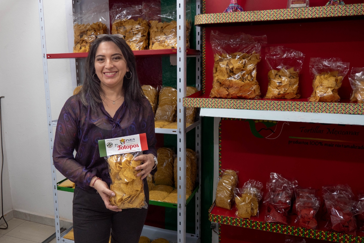 Mairsela holding chips