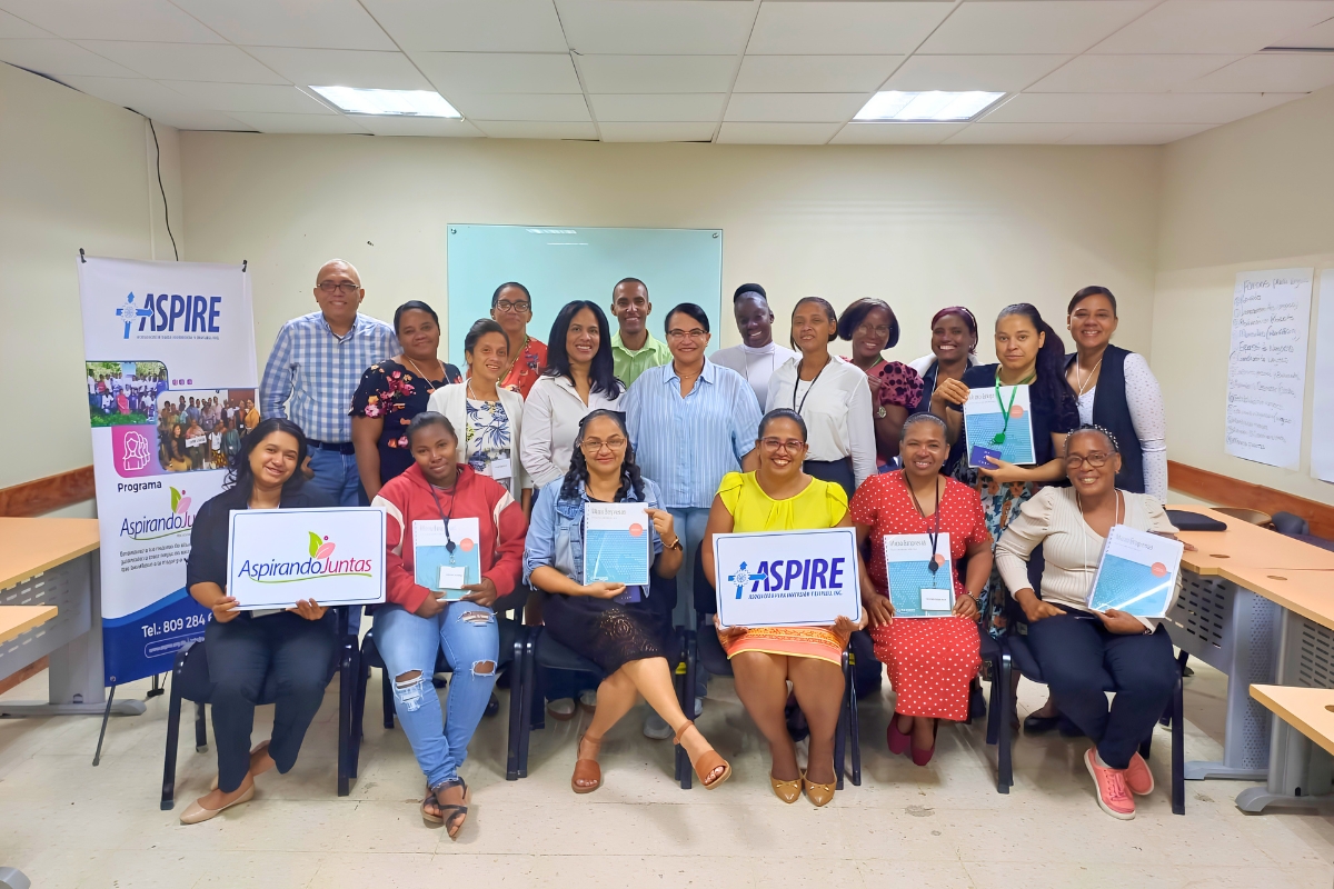 people gathered for a group photo with signs that say Aspirando juntas